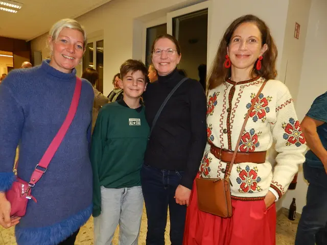 Julia Doppler, Leander Jung, Julia  Gößwein, Karin Posen bauer sind gekommen weil sie mit Darstellner befreundet sind | Foto: Heribert Punz