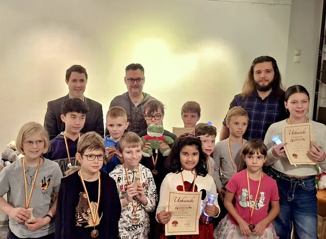 (v.l.) Michael Heiny (Präsident Burgenländischer Schachverband), Mitorganisator Holgar Grabner und Jugendreferent Felix Brunner mit ihren erfolgreichen Schützlingen.  | Foto: Sportunion Schachclub Purbach