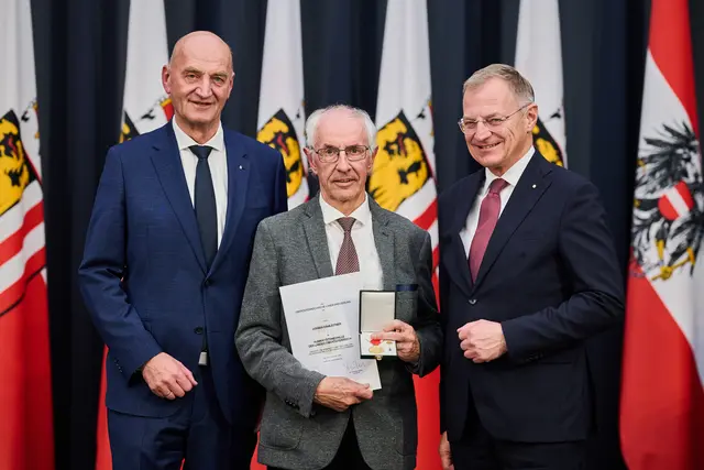 Ehrung, von links Soziallandesrat Christian Dörfel, Johann Kamleitner, Landeshauptmann Thomas Stelzer. | Foto: Land OÖ/Peter Mayr