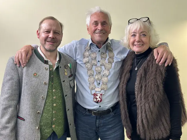 Oberschützenmeister Stefan Ehrentraut, der neue Schützenkönig Josef Buchmair und Ingrid Reininger. | Foto: Schützenverein Perg