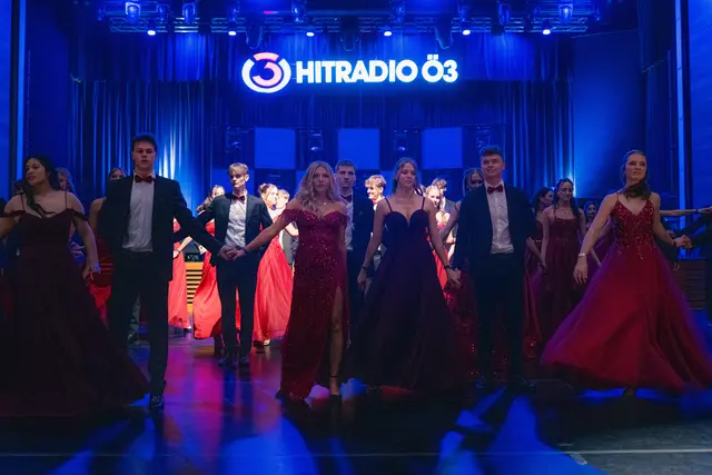 Die Maturantinnen und Maturanten beim Eröffnungstanz 2025 | Foto: hakzell. - Ivan Vilus