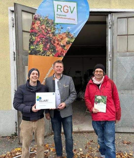 Private und Gemeindevertreter kamen zur Ausgabestelle der regionalen Gehölzvermehrung | Foto: KLAR! Region