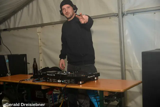 Dj Luke Matic (Lucas Marterer) sorgte für eine super Stimmung im Discozelt.  | Foto: Gerald Dreisieber