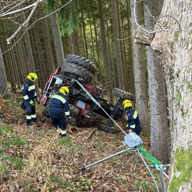 Mit diesem Traktor samt Gülleanhänger ist der 47-jährige verunglückt, in der Fahrerkabine mit dabei war auch sein 7-jähriger Sohn. | Foto: FF der Marktgemeinde Langenwang