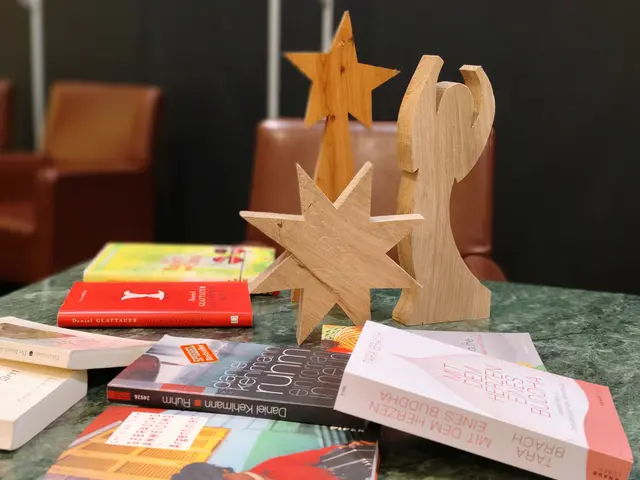 Zahlreiche Holz-Dekorationen, gespendet vom Hobbytischler Fritz Tauber aus Großhöflein, fanden ein neues Zuhause. 