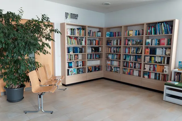 Die Bücherecke im Foyer des Gemeindeamtes St. Roman. | Foto: Alois Braid