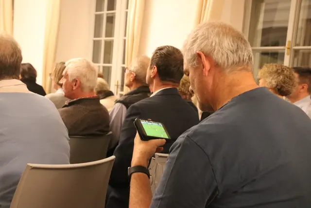 Vor dem Beginn der Veranstaltung schnell noch einen Blick auf die Länderspielübertragung.