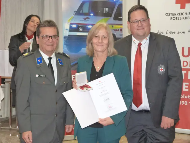 Als Dankeschön wurde den Blutspenderinnen und Blutspendern Silber- und Goldmünzen überreicht.  | Foto: Vanessa Wittmann