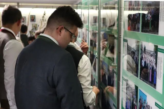 Beim Betrachten der Fotogalerie | Foto: Gerhard Langmann
