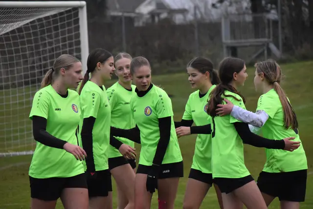 Die jungen Spielerinnen der BFV-Frauenakademie durften sich über einen weiteren Prestigeerfolg freuen. | Foto: Michael Strini