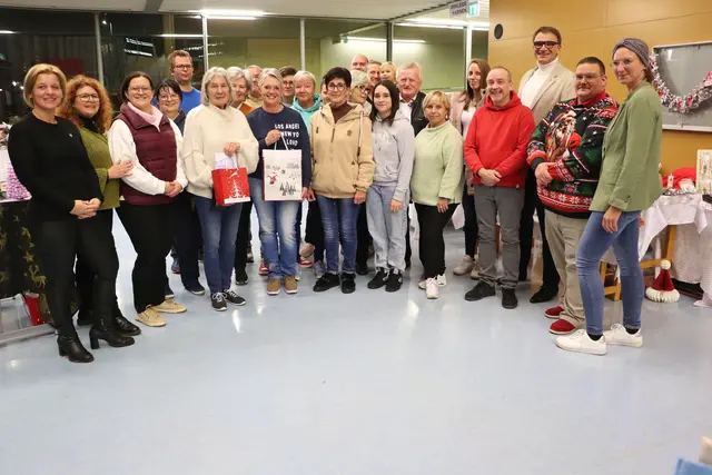 Brigitte Haas und Anita Leitsberger (Bildmitte) mit Ausstellern und Gemeinderäten. | Foto: Edith Ertl