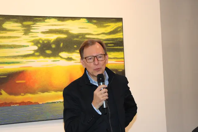 Laudator Christian Buchmann führte in die Ausstellung ein. | Foto: Lederer