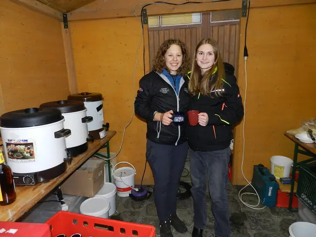 Magdalena Hauck, Melanie   Steiger gab es Punsch zum auf wärmen

  | Foto: Heribert Punz