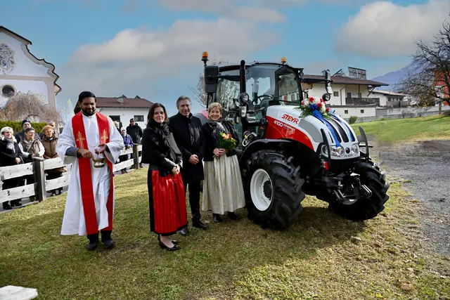 Das neue Arbeitsgerät würde von Pater Joice George gesegnet. | Foto: Hassl
