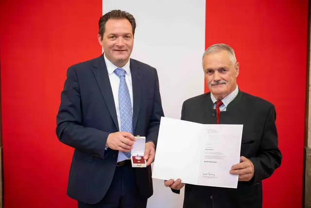 Herr Bundesminister Norbert Totschnig verlieh im Auftrag von Herrn Bundespräsidenten Alexander Van der Bellen Ehrenzeichen und Berufstitel an verdiente Persönlichkeiten seines Ressorts. Die Verleihung fand im Marmorsaal des Regierungsgebäudes am Stubenring 1 in Wien statt. | Foto: BMLUK_Hemerka