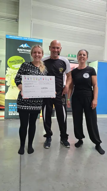 Sichtlich zufrieden darf der Headcoach der HSDC-Akademie, Harald Hirsch (Mitte) den Spendenscheck übergeben. | Foto: HSDC