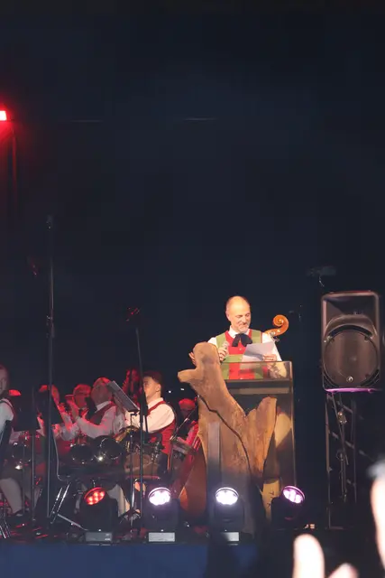 Günther Öttl ist nicht nur Kapellmeister der MK St. Anton am Arlberg, er war auch der Ideengeber hinter diesem genreübergreifenden Herbstkonzert.  | Foto: Elisabeth Zangerl