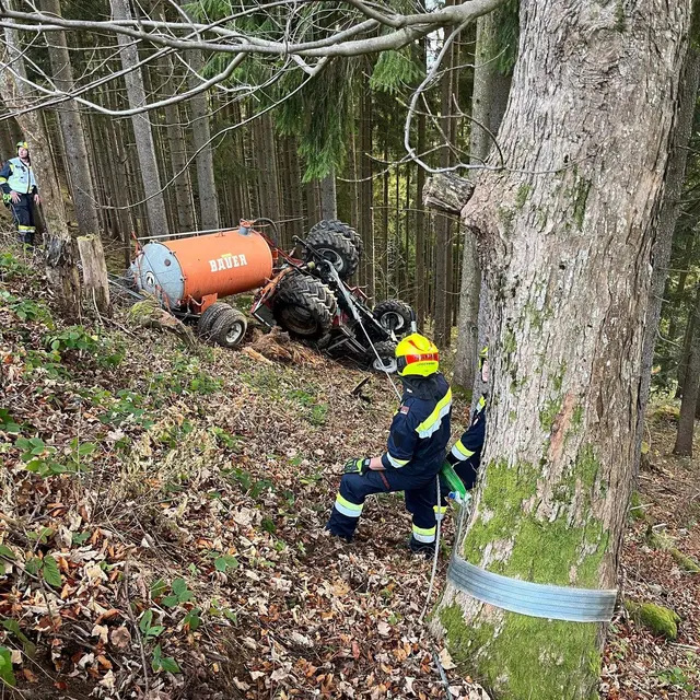 Der Bub kam unter dem Traktor zu liegen und wurde eingeklemmt. | Foto: FF der Marktgemeinde Langenwang