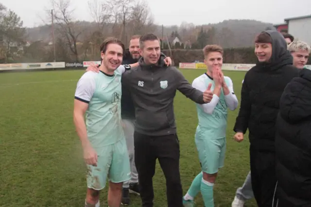 Kapitän Tobias Glösl mit Trainer Roman Schaffer nach dem Sieg über Kukmirn. | Foto: Peter Seper