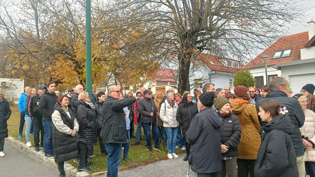 Die Teilnehmenden lauschten aufmerksam den Ausführungen und betrachteten alte Fotos, die das frühere Leben im Ort lebendig werden ließen. | Foto: Christina Grubich-Janits