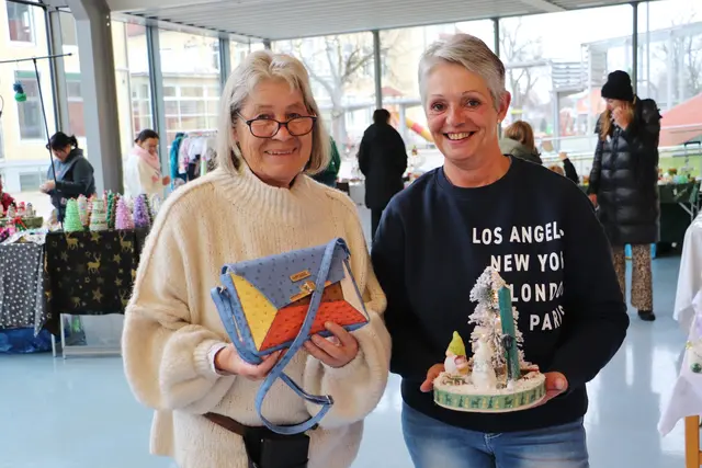 Brigitte Haas und Anita Leitsberger organisierten mit Freunden einen bezaubernden Weihnachtsmarkt in Kalsdorf. | Foto: Edith Ertl