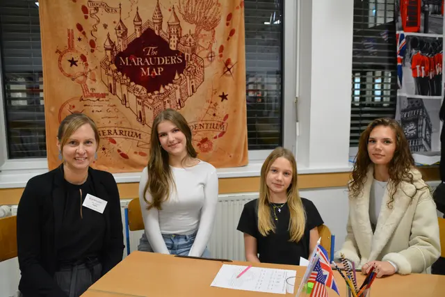 Im Englischraum führten ältere Schüler die Gäste spielerisch durch verschiedene Stationen. | Foto: Rosenberger Victoria