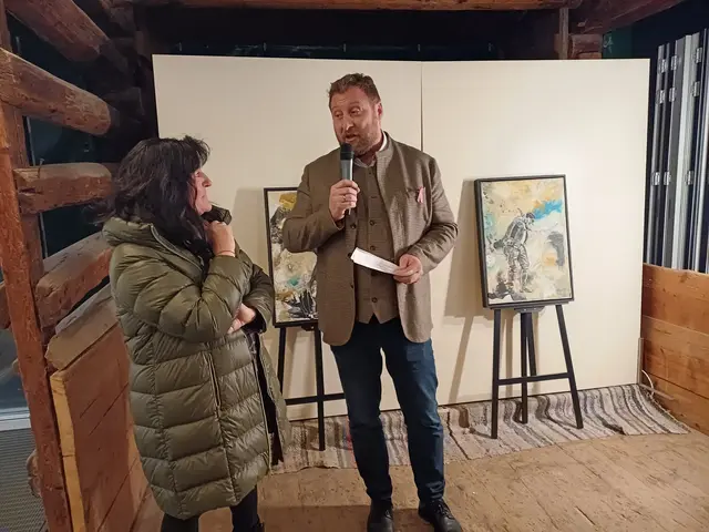 Laudator Florian Klotz mit der Künstlerin | Foto: Monika Hammerl