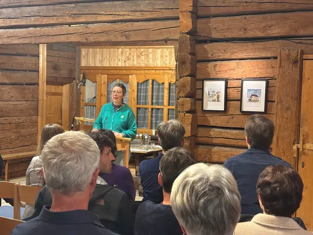 Laudatorin Mag. Martina Berger-Klingler ist Kunsthistorikerin, war Kunstvermittlerin am Museum der Moderne, ist beim Tennengauer Kulturkreis aktiv und hat zahlreiche Ausstellungen sowie freie Kunstprojekte in Stadt und Land Salzburg kuratiert. | Foto: Tauriska