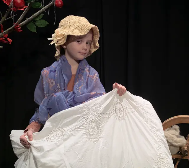 Im Welser Theater Kornspeicher wird das interaktive Bühnenspiel "Frau Holle" von den Gebrüdern Grimm aufgeführt. | Foto: Kornspeicher