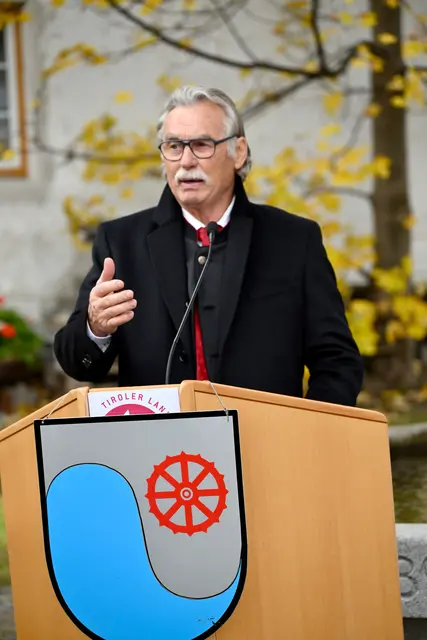 Dankesworte des neuen Ehrenbürgers, die auch seiner starken Familie gewidmet waren. | Foto: Hassl