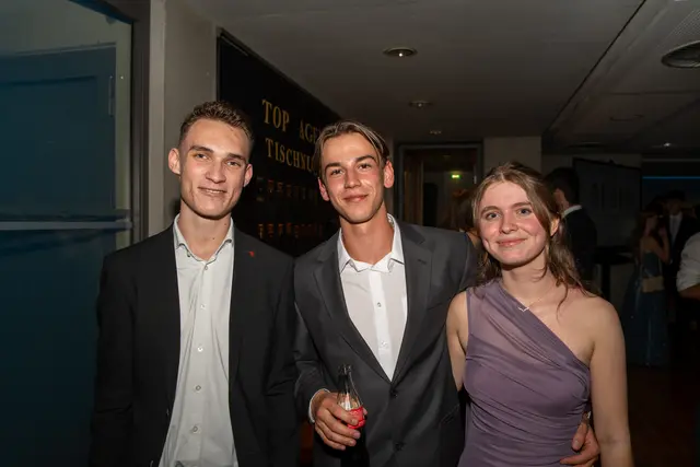 Ausgelassene Stimmung - auch Yannick Kreuter (links) und Katharina Hutter mit Partner (rechts) genossen den Abend im Ferry Porsche Congress Center bei der Ö3-Ballnacht | Foto: Moritz Trauner