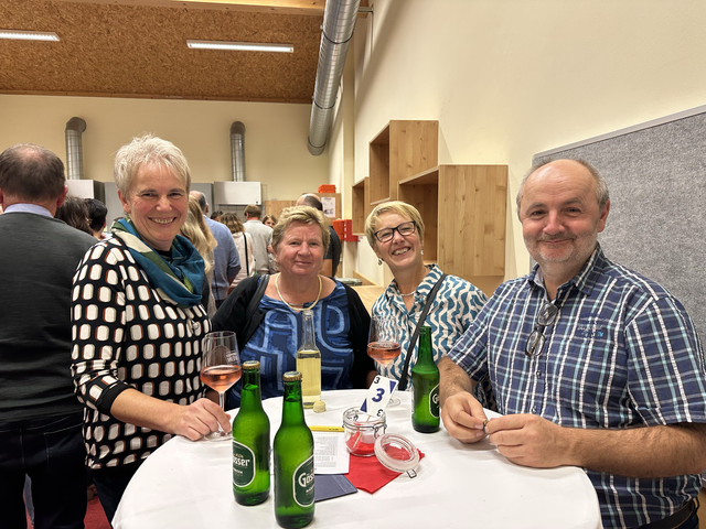 Erika haider, Irma Borger, Christiane Haidvogl und Josef Gugerell genossen das amüsante Kabarett in Hafnerbach. | Foto: Jana Zuser