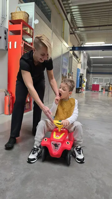 Trainerin Iris mit dem kleinen Leon, der Hilfe von der HSDC-Akademie in Weißkirchen bekommt. | Foto: HSDC