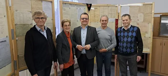 Gemeindearchivare Fritz und Manuela Kerndler, Bgm. Peter Hießberger, Bgm. a. D. Herbert Erber, Gemeindearchivar Karl Moser (nicht am Foto: Gemeindearchivar Harald Schlager) | Foto: Gemeinde Wölbling