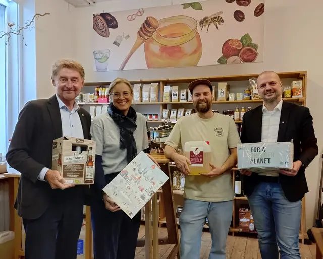 Die Stadt Wels vertreten durch die Vizebügermeister Gerhard Kroiß und Christa Raggl-Mühlberger (beide FPÖ) sowie Thomas Rammerstorfer (Grüne) (l.) gratulierten Sebastian Wachter (2. v. l.) zum Jubiläum. | Foto: Rammerstrofer