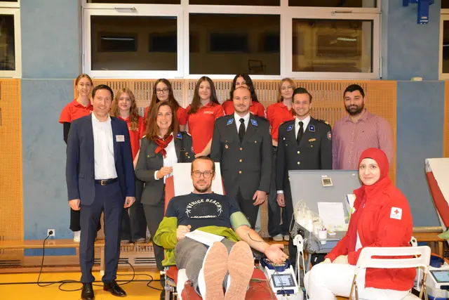 Während die Kinder das Gymnasium erkundeten, nutzten viele Eltern die Gelegenheit zur Blutspende vor Ort. | Foto: Rosenberger Victoria