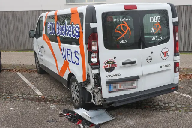 Unbekannter Fahrer rammt geparkten Vereinsbus und flüchtet – Verein bittet dringend um Hinweise. | Foto: laumat/Matthias Lauber