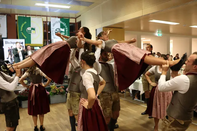 Schön, wenn man sich auf Händen tragen lassen kann | Foto: Gerhard Langmann