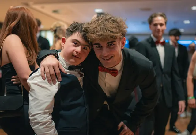 Maturant Samuel Vorreiter mit seinem Bruder | Foto: hakzell. - Ivan Vilus