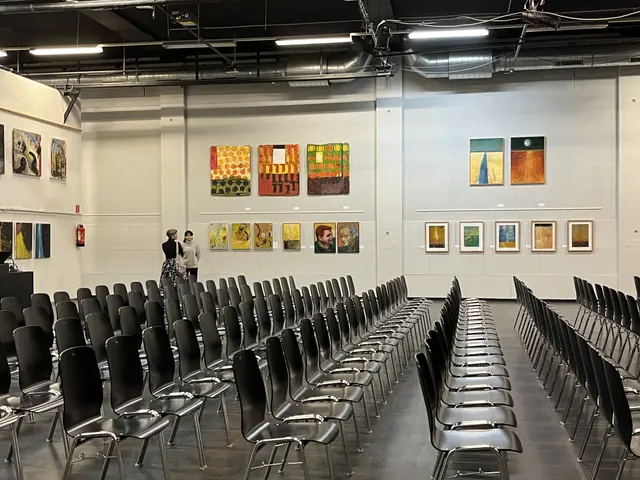 Die Arbeiten im Saal werden noch bis Ende des Jahres zu sehen sein. | Foto: Gesa Buzanich