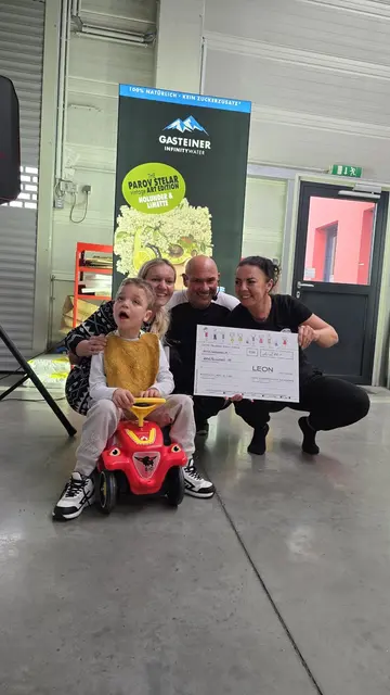 Die HSDC-Akademie unter Harald Hirsch (Mitte) aus Weißkirchen sorgte mit einem Selbstverteidigungstraining für Erwachsene für finanzielle Unterstützung von Leon (l.) und Lenny. | Foto: HSDC