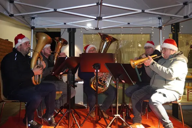 Eine kleine Abordnung der Stadtkapelle Mattersburg begeisterte mit weihnachtlichen Liedern am Freitagabend. | Foto: Jennifer Flechl