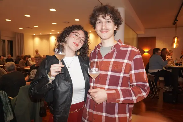 Die Gäste hatten an diesem Abend die Möglichkeit, sich durch das breite Weinangebot zu kosten. | Foto: Jennifer Flechl