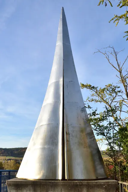 Plastik "Doppelte Prora" von Wander Bertoni auf der Melker Donaubrücke. | Foto: Hans-Peter Kriener