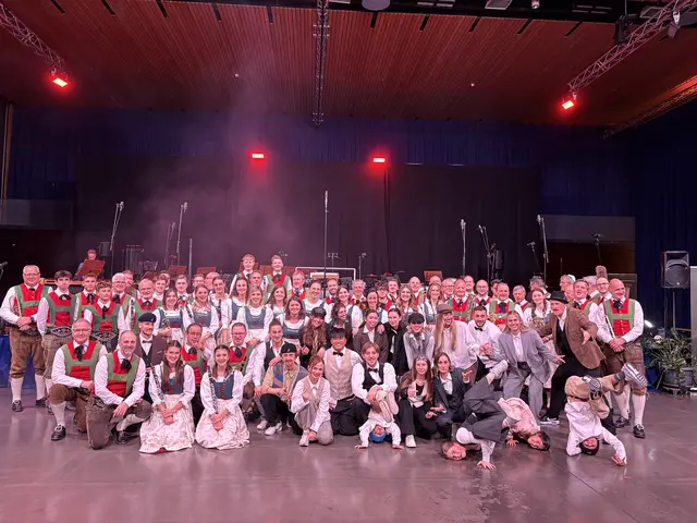 "Blasmusik meets Hip Hop" war das Motto des diesjährigen Herbstkonzertes. Auf dem Bild zu sehen sind die Musikantinnen und Musikanten der MK St. Anton am Arlberg mit Mitgliedern der FRK Dance School aus Dornbirn.  | Foto: Elisabeth Zangerl