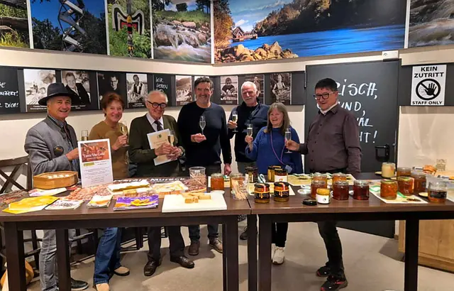 An Prosit für das Ehrenmitglied Karl Weber von den ImkerkollegInnen des BZV Mureck | Foto: (c) Bienenzuchtverein Mureck &amp; Umgebung