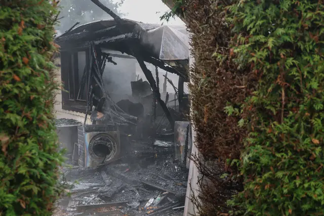 Ein Kleingebäude und ein PKW stehen in Flammen – sieben Feuerwehren kämpfen gegen den Vollbrand in Pettenbach. | Foto: laumat/Matthias Lauber
