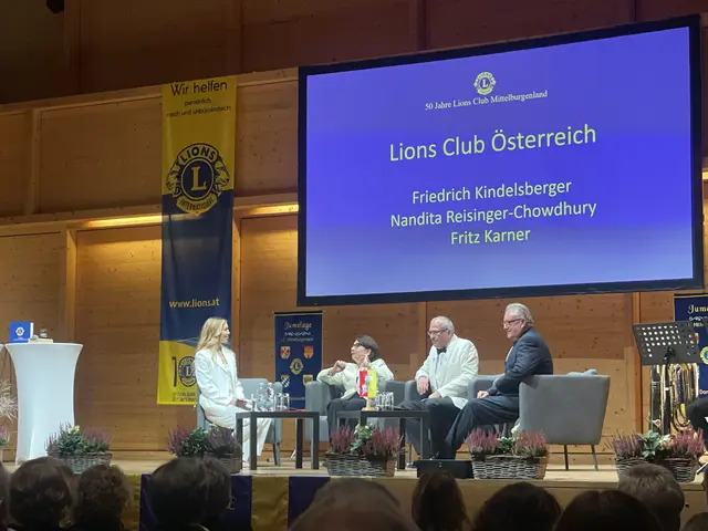 Moderatorin Raphaela Reinfeld, Nandita Reisinger-Chowdhury, Friedrich Kindelsberger und Fritz Karner nahmen auf der Bühne Platz und unterhielten sich über die Meilensteine des Lions Club International.  | Foto: Vanessa Wittmann