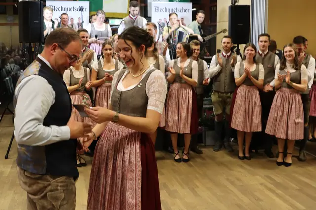 Ein Präsent für Tanzmeister Franz Hüttinger | Foto: Gerhard Langmann