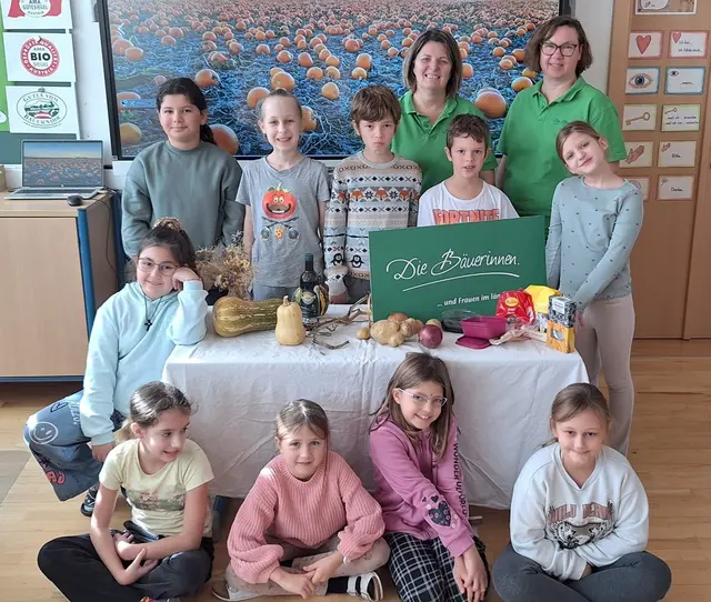 Bäuerinnen mit den interessierten Schülern. | Foto: Bäuerinnen Zistersdorf